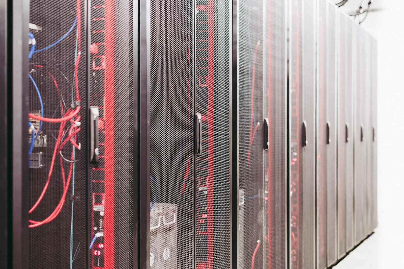 Server-Racks in einem ISO-27001-zertifizierten Rechenzentrum in Deutschland