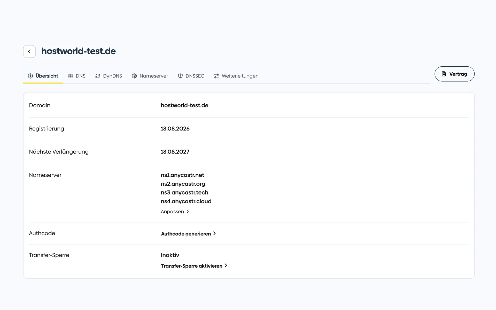 Übersicht einer Domain im Kundenmenü mit Registrierungsdatum, Verlängerungsdatum, Nameservern, Auth-Code, Transfer-Sperre und den Domain-Kontakten